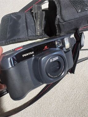 Pentax VINTAGE Zoom 60 IQ Zoom Black Point-and-Shoot Camera with Case 1987